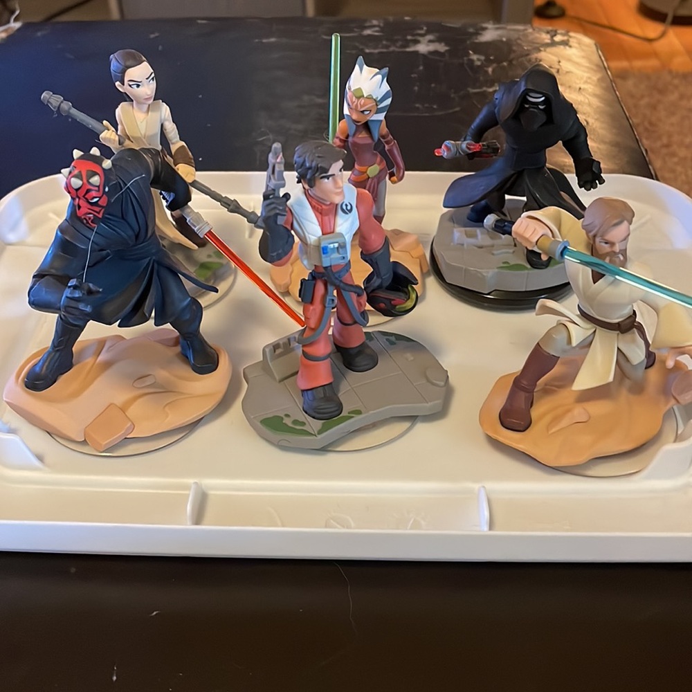 Disney Infinity 3.0 game pad and characters